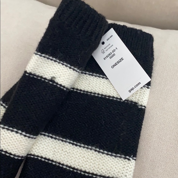 NWT Gap Gloves - Picture 3 of 4
